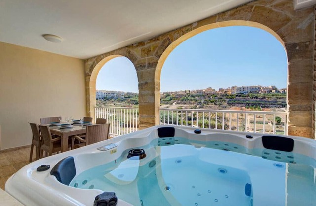 Oakville/Unobstructed Valley Views/Jacuzzi