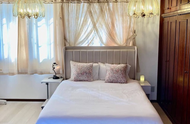 Luxrious double room with mountain view and ocean view from the balcony and an interior window/Hamada Shimane
