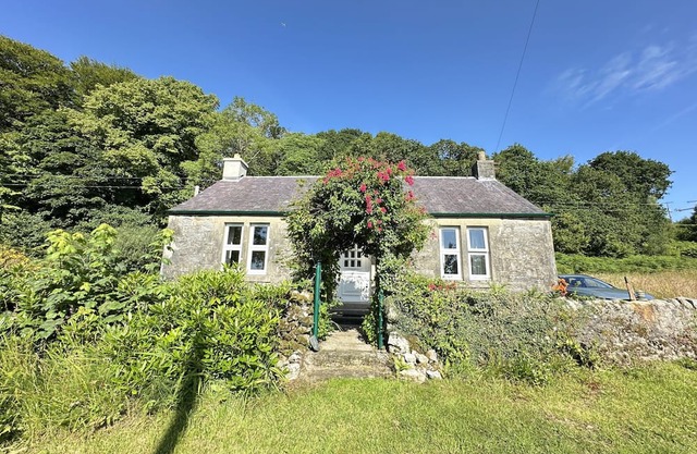 Cosy, Secluded Detached Stone Cottage, Loch Views