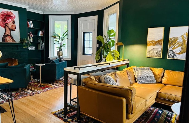 Modern Century Home. Walk Downtown. 10 mins to Beach