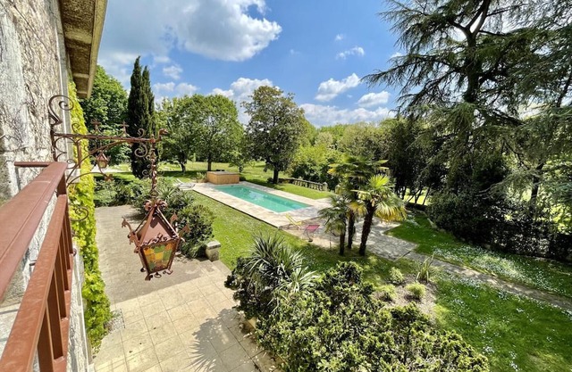 Large house with private pool, wifi, pets allowed for 15 guests.