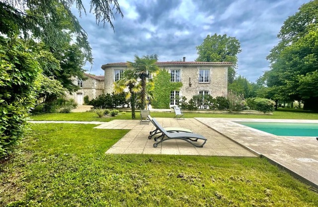 Large family house with heated pool, wifi and parking in Pranzac