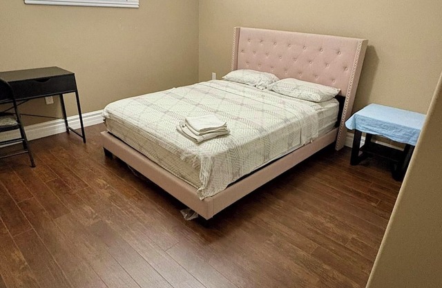 Cozy and quiet room close to riverside.