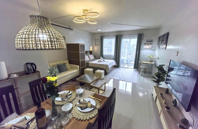 Cozy Studio, Smart Lock, Balcony, Near Airport Puerto Princesa City, Palawan.