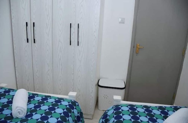 Zoya - 1 Bed/rm, Twin Single Beds near JKI Airport