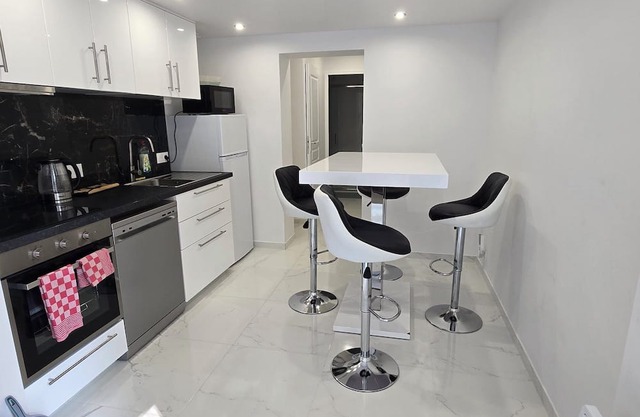 Stay in a peaceful, quiet, leafy setting. Ideal for families.