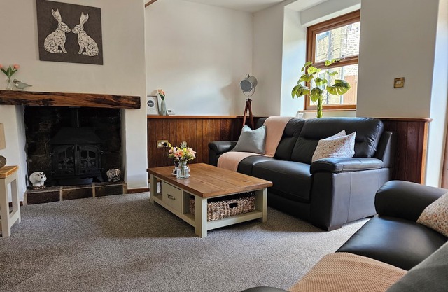 Enjoy a comfortable stay at The Old Shuttleworks. A stylish, modern, home from home by Above Rubies in Oakworth, West Yorkshire. Famous for The Railway Children! Near Haworth and Brontë country!