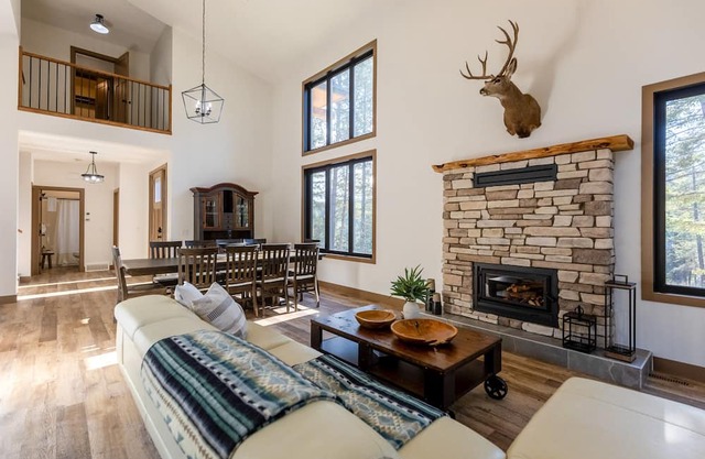 Luxury at Koocanusa Ranch. Hot Tub & A/C