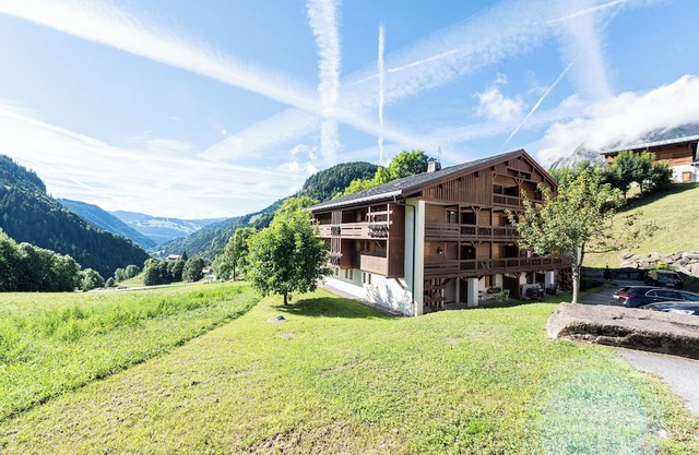 Apartment 'Ty Aravis' with Mountain View and Balcony