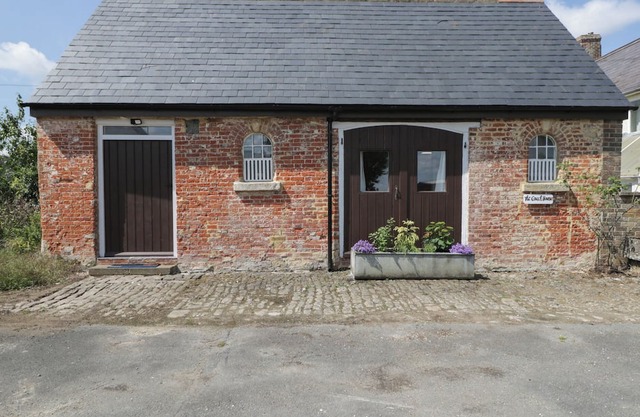 COACH HOUSE, character holiday cottage in Royal Wootton Bassett
