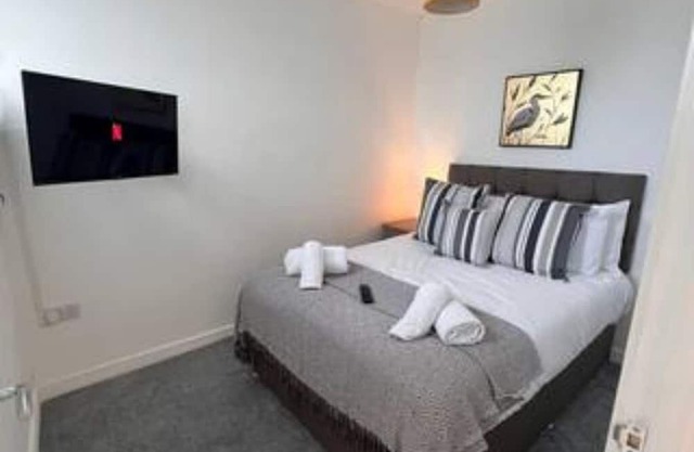 5 Bedrooms, 2 Bathrooms, 4 Double Rooms