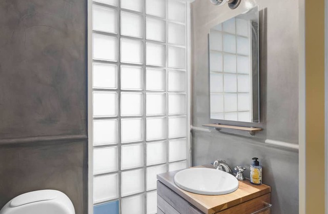 Charming 2-bedroom apartment in serene Buenos Aires with WiFi, AC