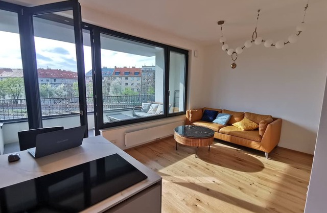 free Parking, center location, Nuslesky Pivovar sunset balcony home