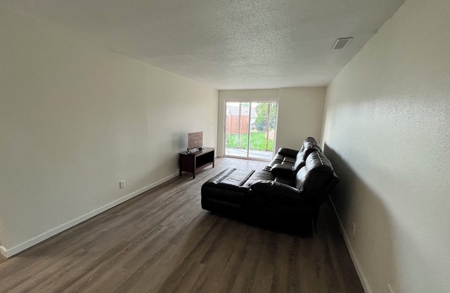 Charming 3-bedroom townhome in Coralville with WiFi