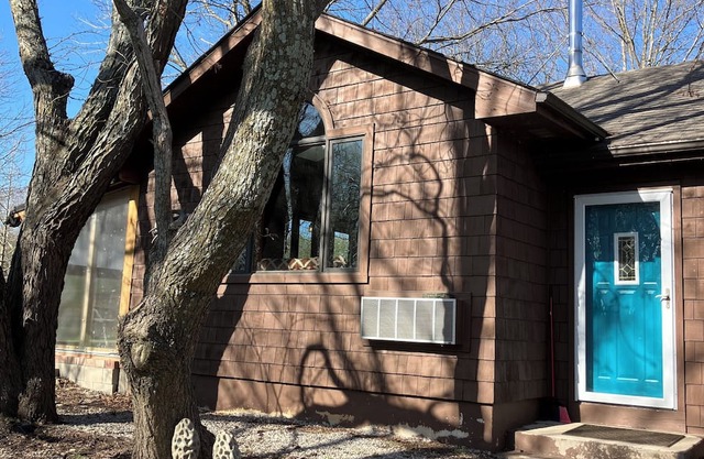 Sunflower/Mushroom Farmhouse just 6 minutes from Lawrencen"Wakarusa Valley Farm"