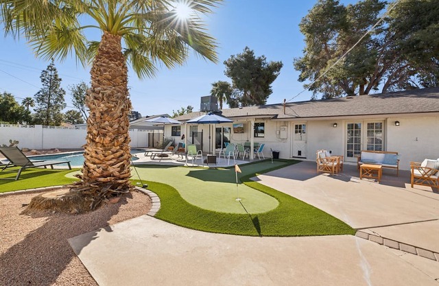 Old Town: 2 King/8 Queen Beds, Backyard Paradise