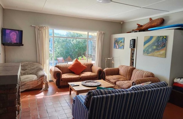 Tranquil 3-bedroom house with WiFi in Boknes Strand in the bush