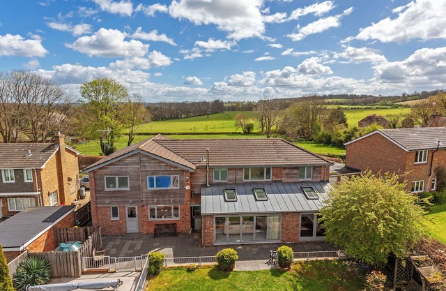 Perfect family getaway in the stunning Test Valley with a swimming pool!