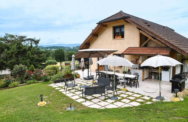 Holiday Home 'L'orée Du Bois' with Mountain View, Wi-Fi and Air Conditioning