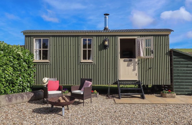 SHEPHERDS BLISS, romantic, with hot tub in Cheriton Fitzpaine