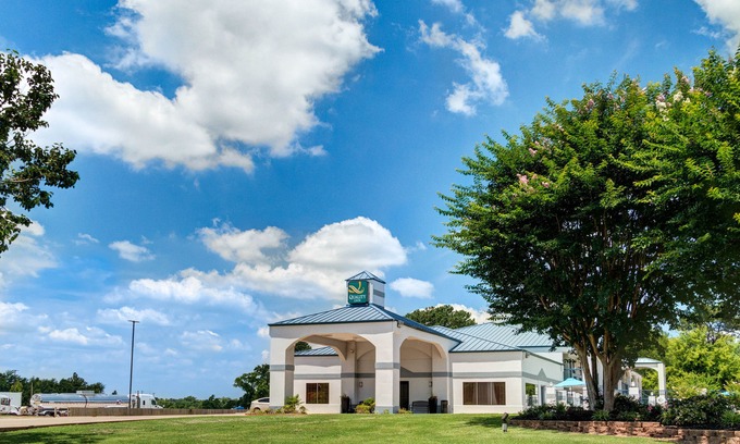 Carthage Hotel | Quality Inn Carthage