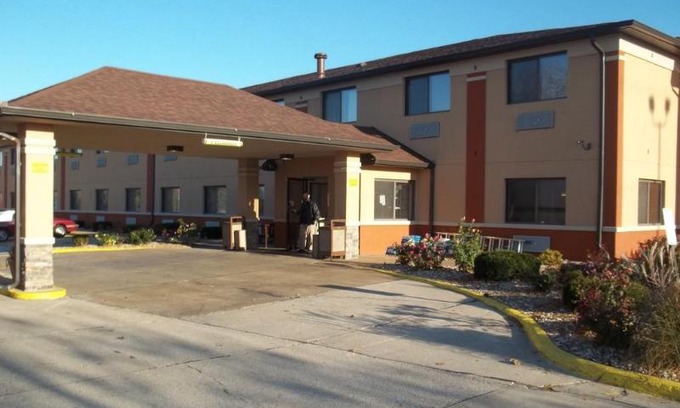 Waterloo Hotel | Baymont by Wyndham Waterloo