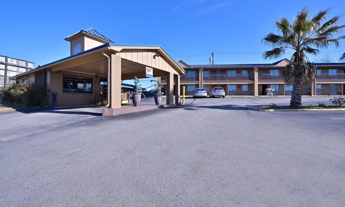Center Hotel | Americas Best Value Inn Center