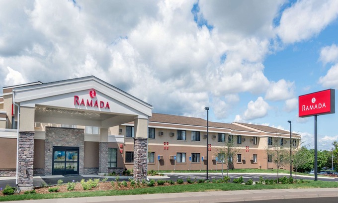 Golden Valley Hotel | Ramada by Wyndham Minneapolis Golden Valley