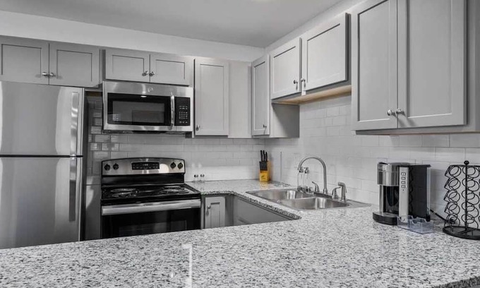 Forest Park Apartment | Modern Apt. close to Restaurants - Highland Golf