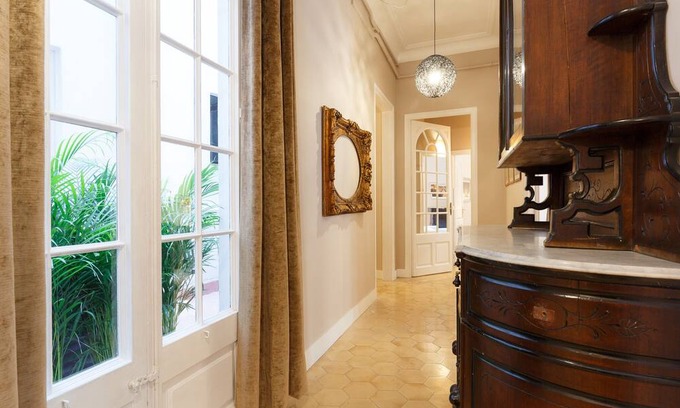 Gothic Quarter Apartment | Classic style 7 bedroom apartment in the city center