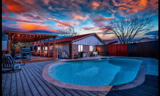 Mesquite House | Cozy 3 Bedroom with outdoor dining and a pool