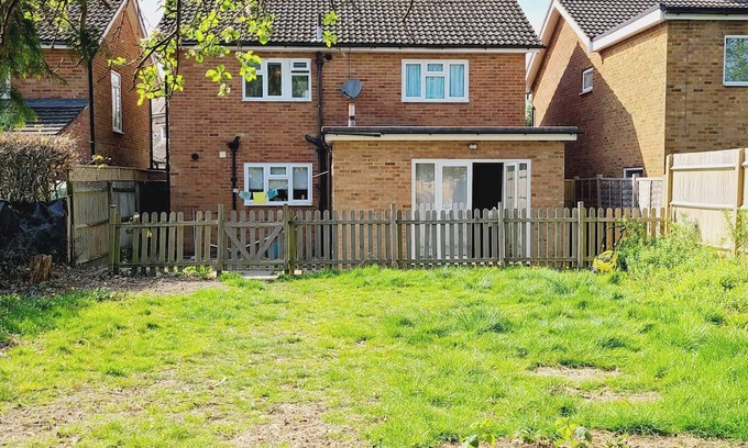 Crawley House | Rusper Retreat - Spacious Home Near Gatwick