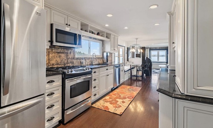 Elizabethtown-Kitley Cottage | Luxury Waterfront Residence in exclusive Lily Bay (seasonal discount)