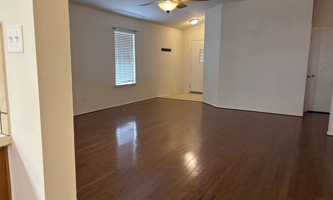 Elm Creek House | Cozy 3-bedroom house in enchanting Elgin with AC