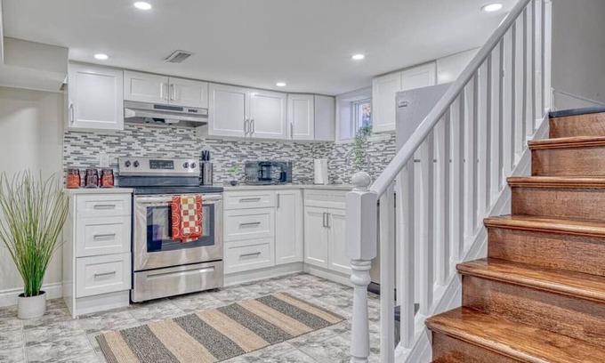 Hamilton House | Cozy Entire 5 bedroom close to all amenities!