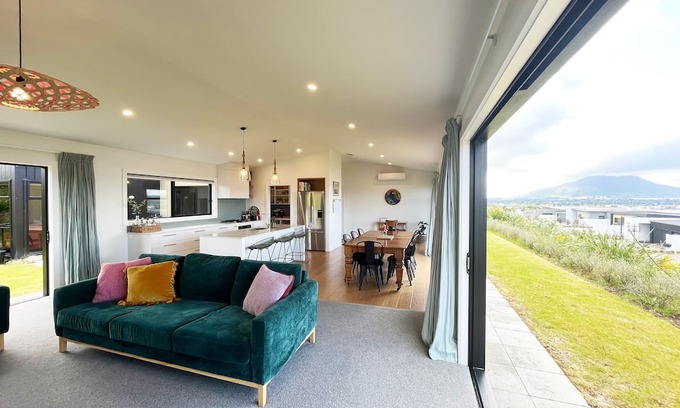 Nukuhau House | Panoramic Paradise: Stunning Lake and Mountain Views in Taupō