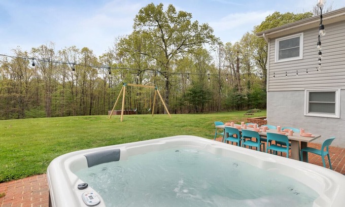 Arrington Bed & Breakfast | For long family stays, girls wine weekends. Heated pool, hot tub, game room. Walk to brewery.