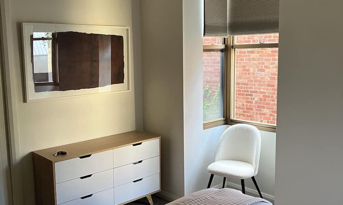 East Melbourne Apartment | Close to Epworth Hospital, St Vincents Hospital , City, MCG, Sports Precinct
