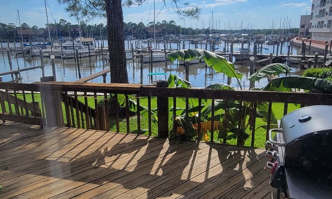 League City House | Charming 3-bedroom waterfront townhome with WiFi, AC in welcoming League City