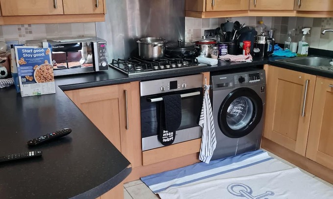 Sherborne St. John House | 4 Bed house with 4 cozy en-suites, large kitchen, 15 mins walk from hospital