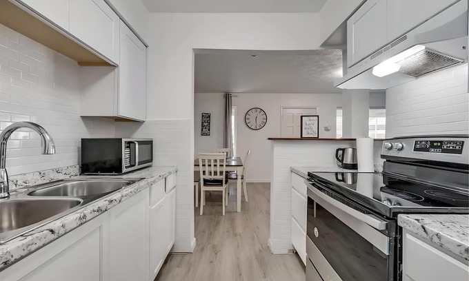 North Dallas Apartment | Cozy 2-bedroom apartment in excellent Dallas with fitness room, WiFi