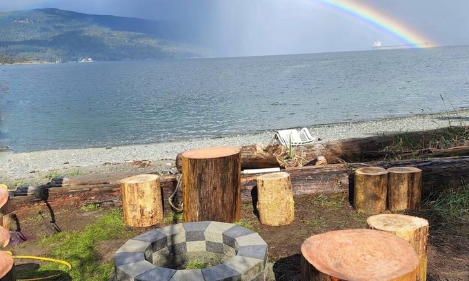 Cowichan Bay House | Cozy and Spacious 3 Bedroom House on Historic Marina
