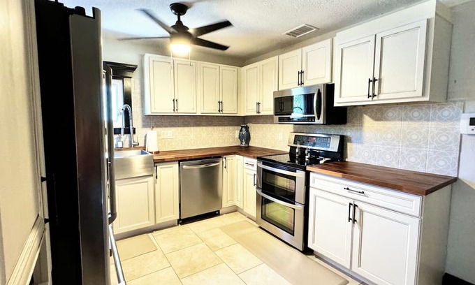 Kingston House | Halifax Breeze Cottage - EV Charger and Hot Tub in sunny Daytona Beach