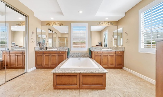 Woodcrest House | 5 bed rooms 3.5 bathroomnPool tablenHome theaternFire place indoor /outdoor