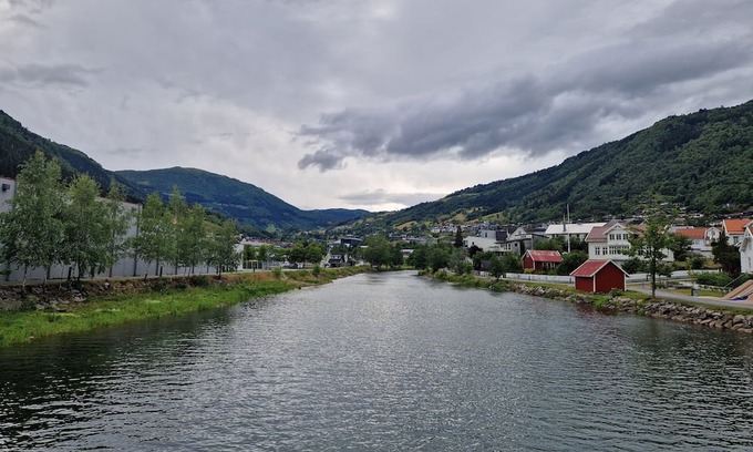 Sogndal Apartment | Cozy apartment in the center of Sogndal, right by the sea and with its own patio
