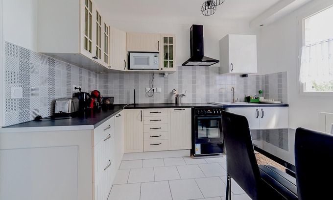 Creil Apartment | Cosy Modern Apartment