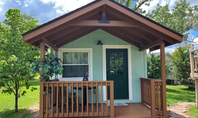 Knoxville Cabin | Beautiful Tiny House Perfect for Small Families