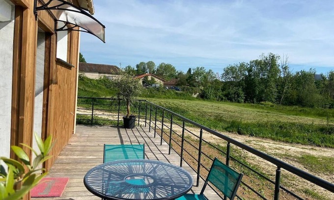 Vernou-la-Celle-sur-Seine House | Water-edge Stay