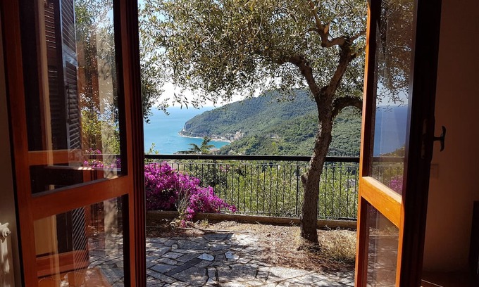 Voze House | Holiday Home 'Villino Bougainvillea' with Sea View, Private Terrace and Wi-Fi
