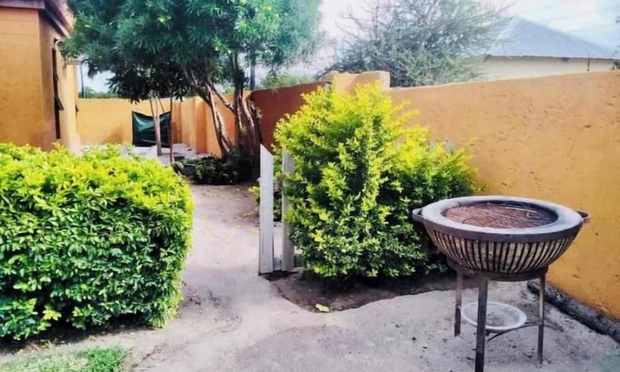 Maun House | Garden holiday home